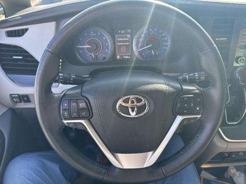 2020 Toyota Sienna XLE