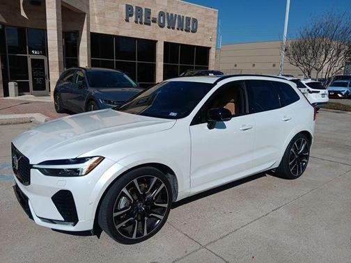 2024 Volvo XC60 B5 Ultimate Dark Theme