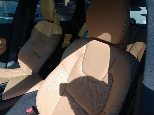 2024 Volvo XC60 B5 Ultimate Dark Theme