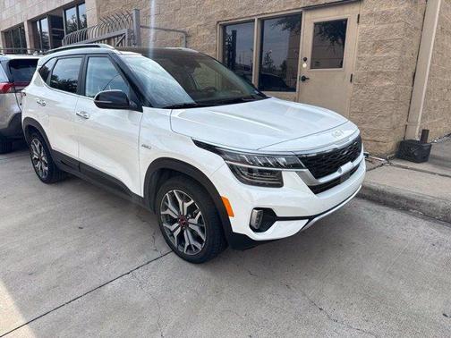 Clear White 2022 Kia Seltos SX