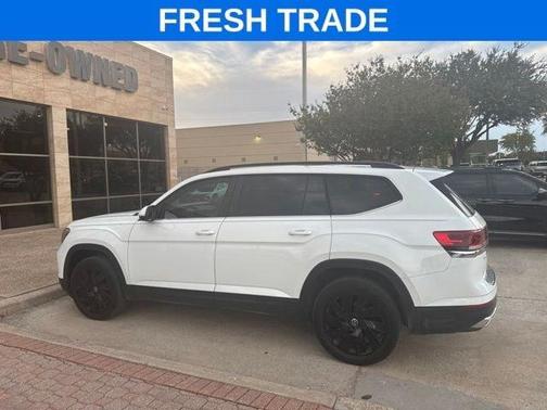 Pure White 2024 Volkswagen Atlas 2.0T SE w/Technology