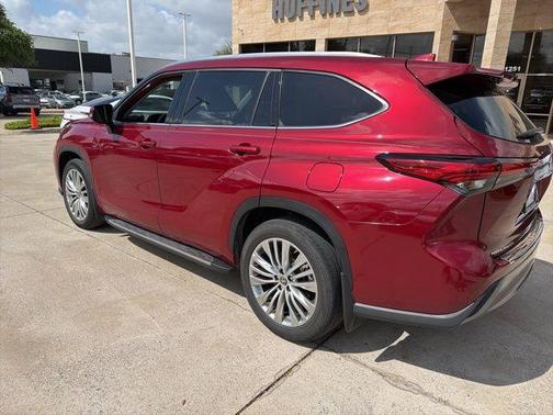 Pearl 2023 Toyota Highlander Platinum