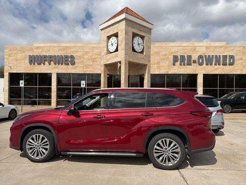 Pearl 2023 Toyota Highlander Platinum