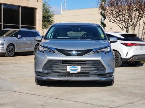 2022 Toyota Sienna LE