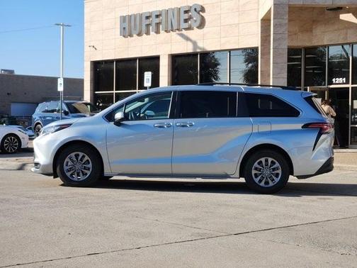 2022 Toyota Sienna LE