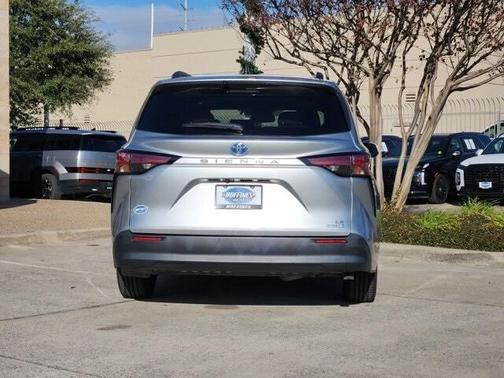 2022 Toyota Sienna LE