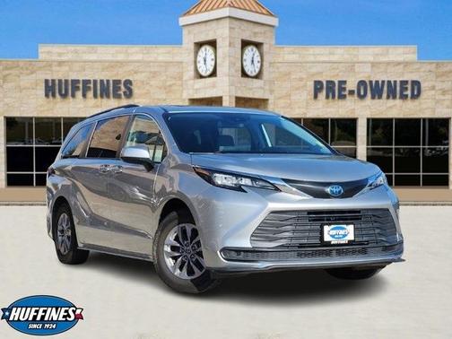 2022 Toyota Sienna LE