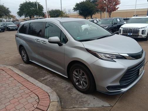 2022 Toyota Sienna LE
