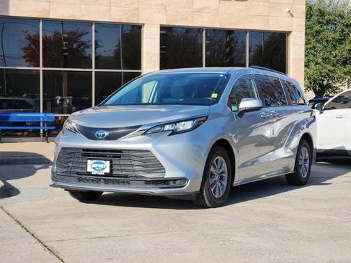 2022 Toyota Sienna LE