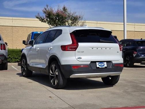 2023 Volvo XC40 B4 Plus Bright Theme