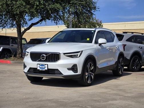 2023 Volvo XC40 B4 Plus Bright Theme