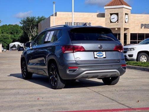 Platinum Gray Metallic 2022 Volkswagen Taos 1.5T SE