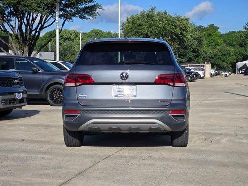 Platinum Gray Metallic 2022 Volkswagen Taos 1.5T SE