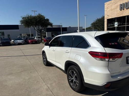 Blizzard Pearl 2019 Toyota Highlander LE