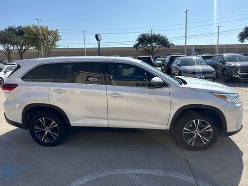 Blizzard Pearl 2019 Toyota Highlander LE