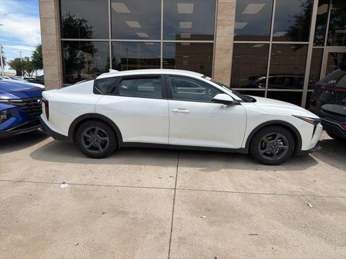 Snow White Pearl 2026 Kia K4