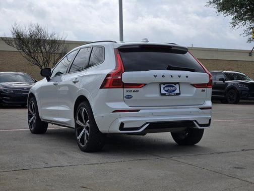 Crystal White Metallic 2023 Volvo XC60 B5 Ultimate Dark Theme