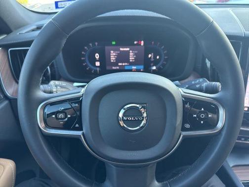 2023 Volvo XC60 B5 Ultimate Dark Theme