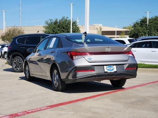 2024 Hyundai ELANTRA SE
