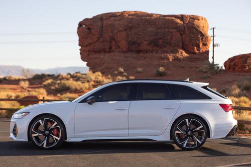 White 2022 Audi RS 6 Avant 4.0T
