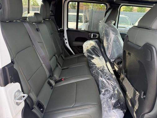 Bright White Clearcoat 2026 Jeep Gladiator Mojave X 4x4