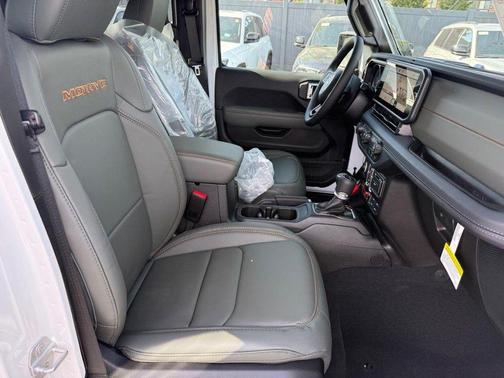 Bright White Clearcoat 2026 Jeep Gladiator Mojave X 4x4