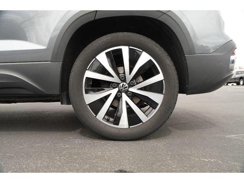 Deep Black Pearl 2022 Volkswagen Taos 1.5T SE
