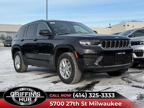 Diamond Black Crystal Pearlcoat 2025 Jeep Grand Cherokee Laredo