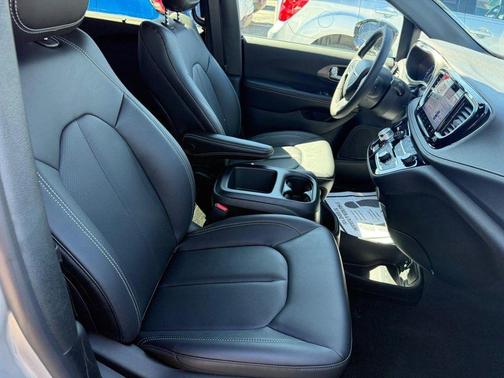 Silver Mist Clearcoat 2026 Chrysler Pacifica L