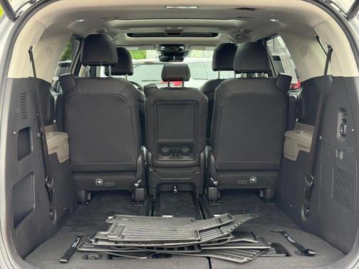 Ivory Silver 2025 Kia Carnival Hybrid SX
