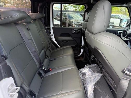 Bright White Clearcoat 2026 Jeep Gladiator Mojave 4x4