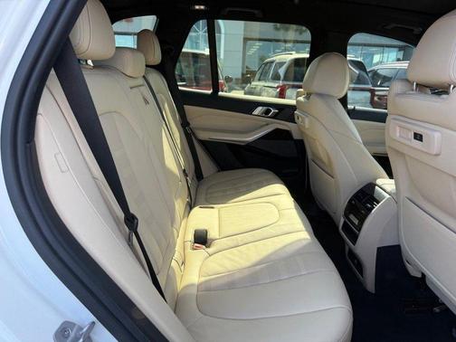 Mineral White Metallic 2021 BMW X5 xDrive40i