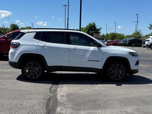 Bright White Clearcoat 2026 Jeep Compass Latitude
