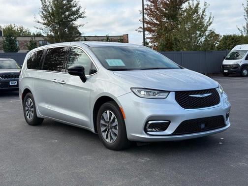 2024 Chrysler Pacifica Hybrid Select