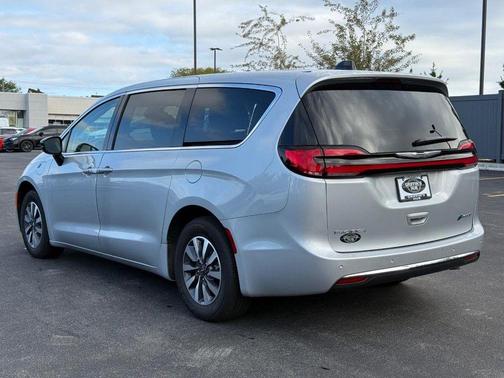 2024 Chrysler Pacifica Hybrid Select