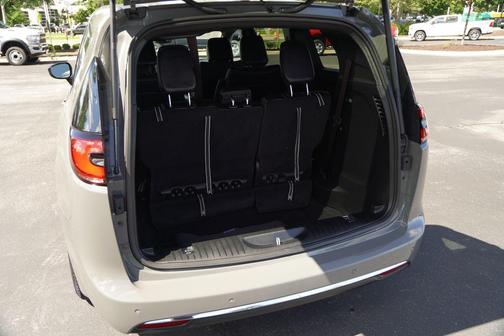 2025 Chrysler Pacifica Hybrid Select