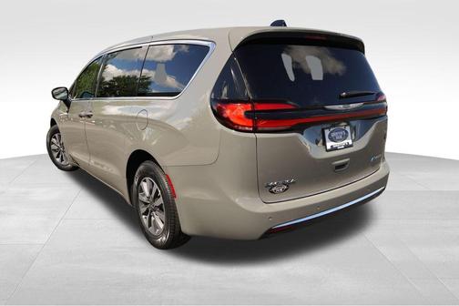 2025 Chrysler Pacifica Hybrid Select