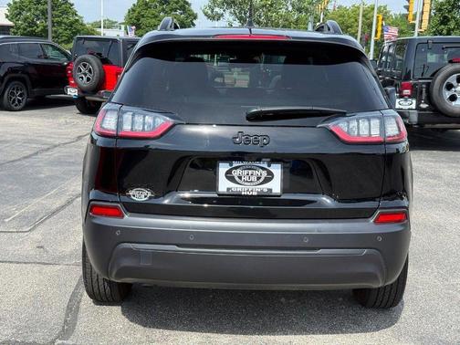 Diamond Black Crystal Pearlcoat 2023 Jeep Cherokee Altitude