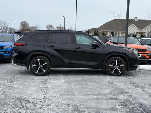 Midnight Black Metallic 2021 Toyota Highlander XSE