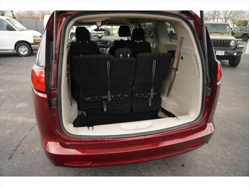 2022 Chrysler Voyager LX