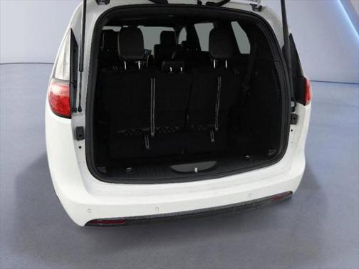 2025 Chrysler Voyager LX