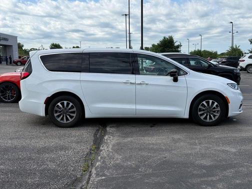 Bright White Clearcoat 2024 Chrysler Pacifica Hybrid Select
