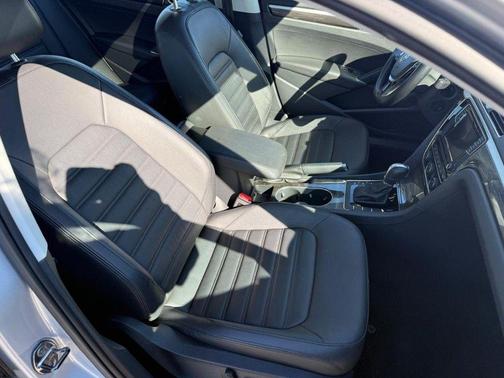 2017 Volkswagen Passat 1.8T SEL Premium