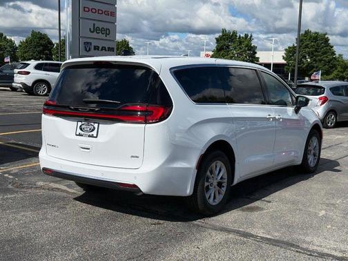 Bright White Clearcoat 2027 Chrysler Pacifica L