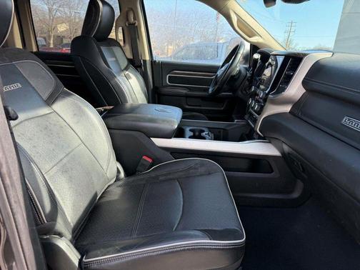 2020 RAM 2500 Laramie Crew Cab 4X4 6'4' Box