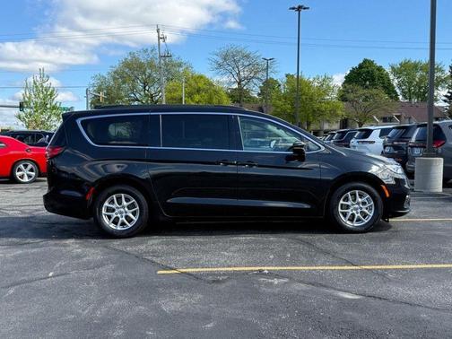 Brilliant Black Crystal Pearlcoat 2022 Chrysler Pacifica Touring L
