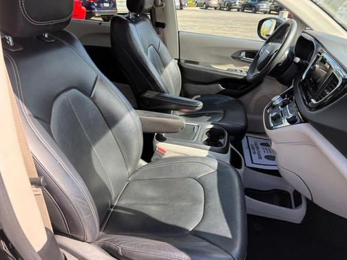 Brilliant Black Crystal Pearlcoat 2022 Chrysler Pacifica Touring L
