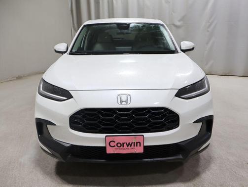 Platinum White Pearl 2027 Honda HR-V LX