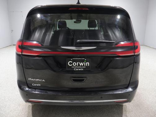 Diamond Black Crystal Pearlcoat 2024 Chrysler Pacifica Touring L