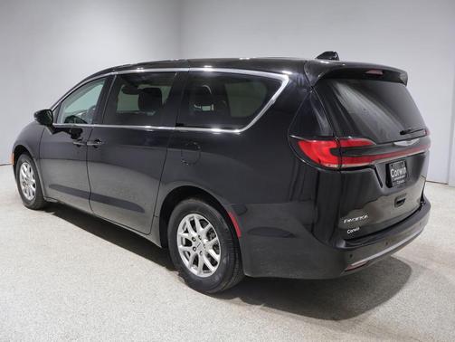 Diamond Black Crystal Pearlcoat 2024 Chrysler Pacifica Touring L